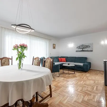Sea Breeze Apartment