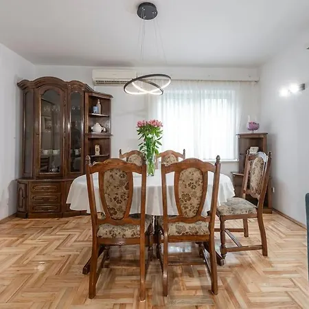 Sea Breeze Apartment *